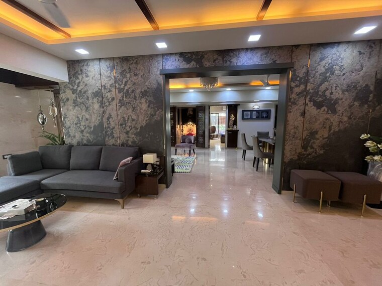  Parking, highland-tower 4 Bedroom 2500 Sq.Ft. Apartment In Lokhandwala Mumbai 9758312