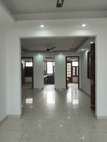 Room in 3 BHK Builder Floor at Ardee City, Sector 52 – for Rent