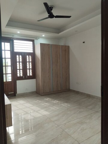 Room in 3 BHK Builder Floor at Ardee City, Sector 52 – for Rent