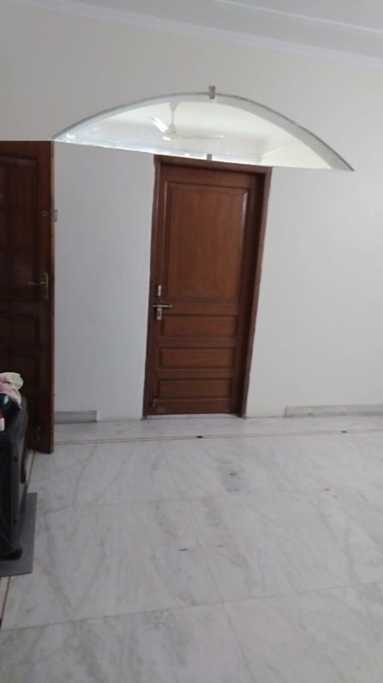 Room, sector 31 2 Bedroom 1399 Sq.Ft. Builder Floor In Sector 31 Gurgaon 9758362