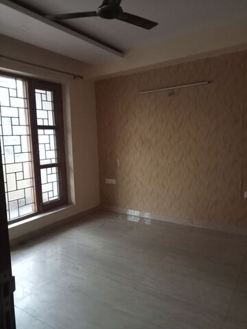 Room in 3 BHK Builder Floor at Parklands, Sector 85 – for Rent