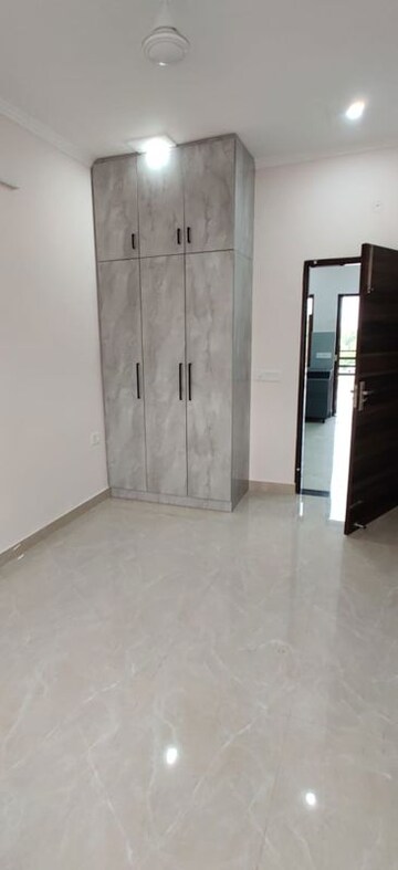 Room in 1 BHK Builder Floor at Sector 52 – for Rent