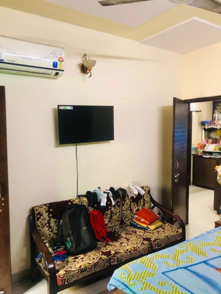 Bedroom, uttam nagar 3 Bedroom 90 Sq.Yd. Builder Floor In Uttam Nagar Delhi 9758762