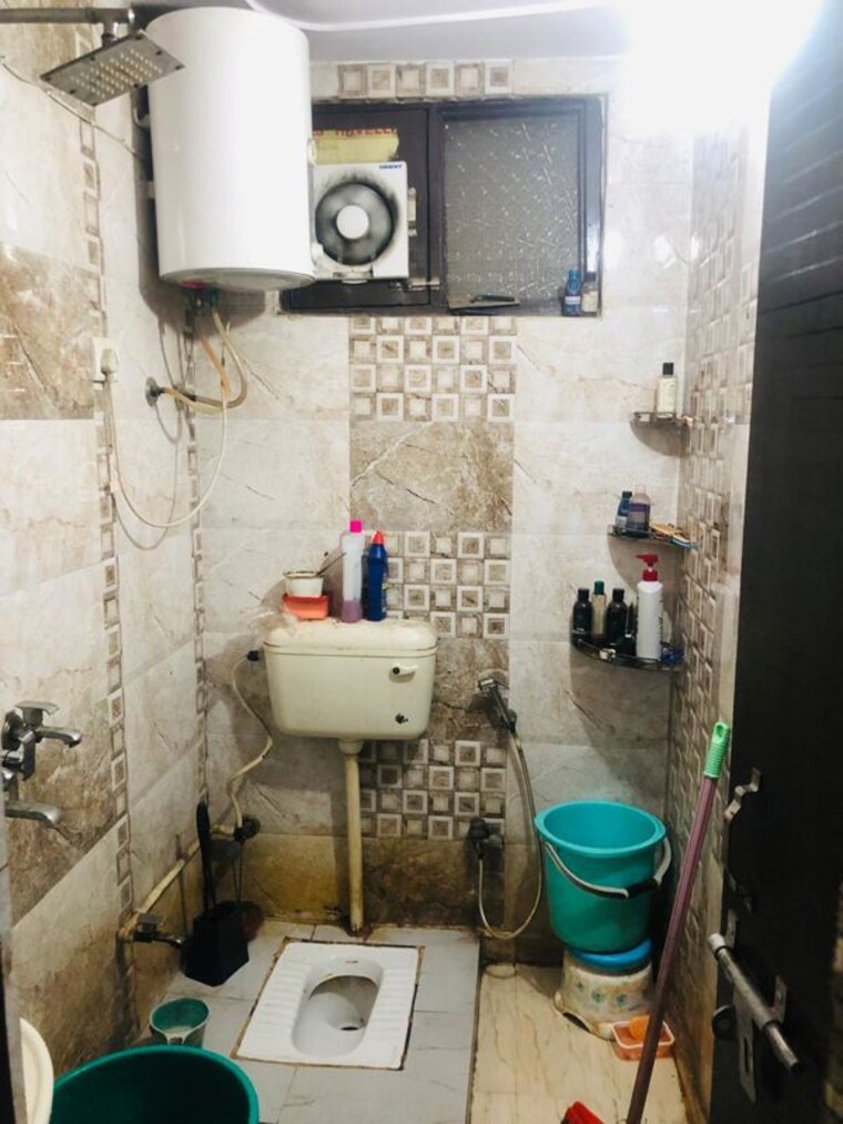 Bathroom, uttam nagar 3 Bedroom 90 Sq.Yd. Builder Floor In Uttam Nagar Delhi 9758762