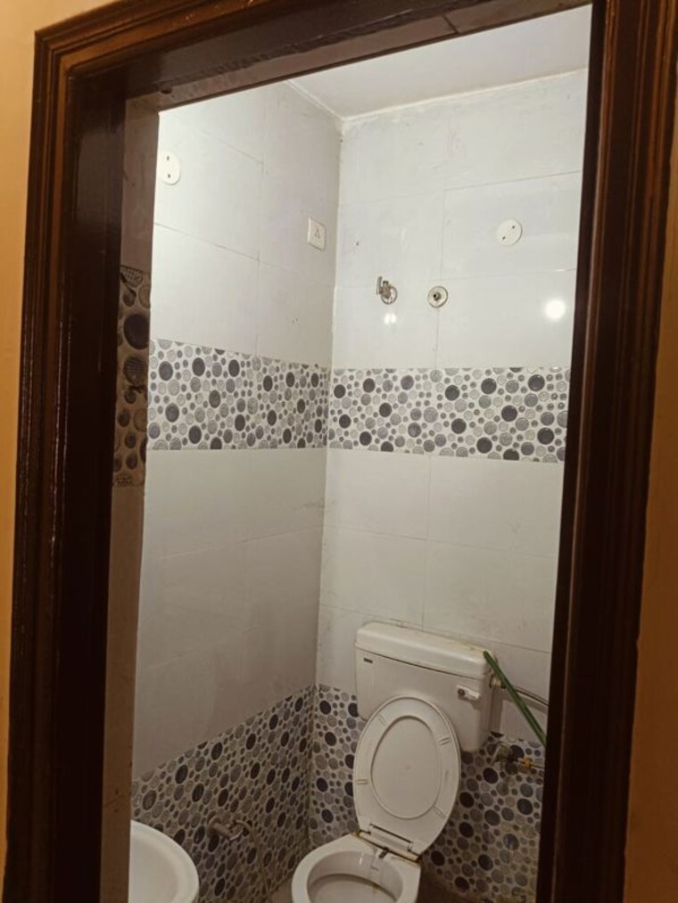 Bathroom, guru-nanak-enclave 3 Bedroom 100 Sq.Yd. Builder Floor In Dhakoli Zirakpur 9758773