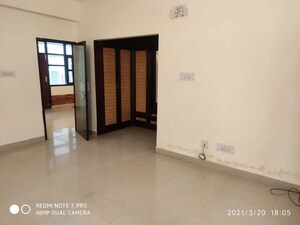 Room in 3 BHK Builder Floor at Gupta Awas, Sector 43 – for Rent