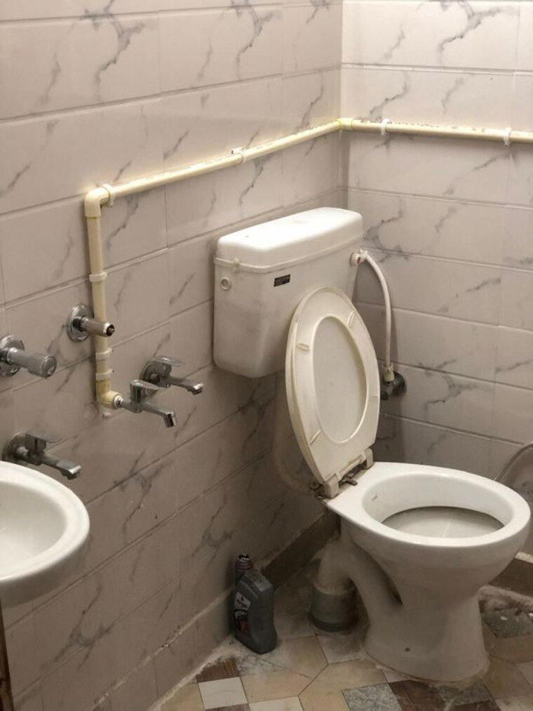 Bathroom, nawada 1.5 Bedroom 50 Sq.Yd. Builder Floor In Nawada Delhi 9758860