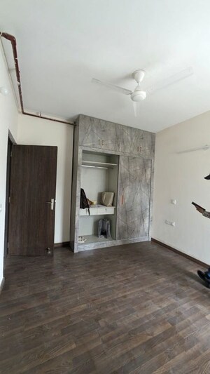 Room in 2 BHK Apartment at Signature Global City, Sector 37d – for Rent