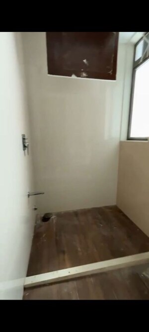 Room in 2.5 BHK Apartment at Bharat Kunj Heights, Matunga – for Sale