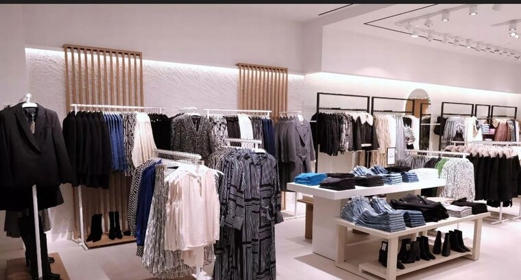 Team Area, sector 104 Commercial Shop 7600 Sq.Ft. In Sector 104 Noida 9759431