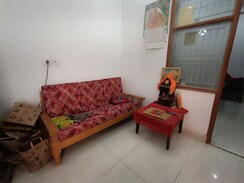 1.5 BHK + Pooja Room,Extra Room Independent House For Rent in Noida Central