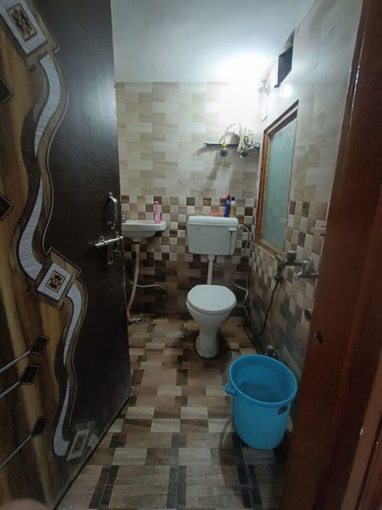 Bathroom, noida central 1.5 Bedroom 650 Sq.Ft. Independent House In Noida Central Noida 9759649
