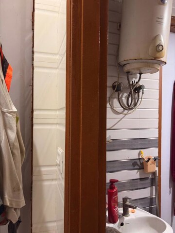 Attached Bathroom in 1.5 BHK Independent House at Noida Central – for Rent