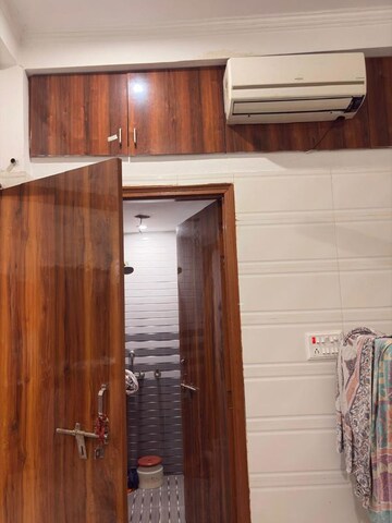 Furnished Amenities in 1.5 BHK Independent House at Noida Central – for Rent