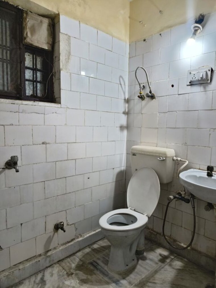 Bathroom, sector 62 2.5 Bedroom 1050 Sq.Ft. Apartment In Sector 62 Noida 9759693