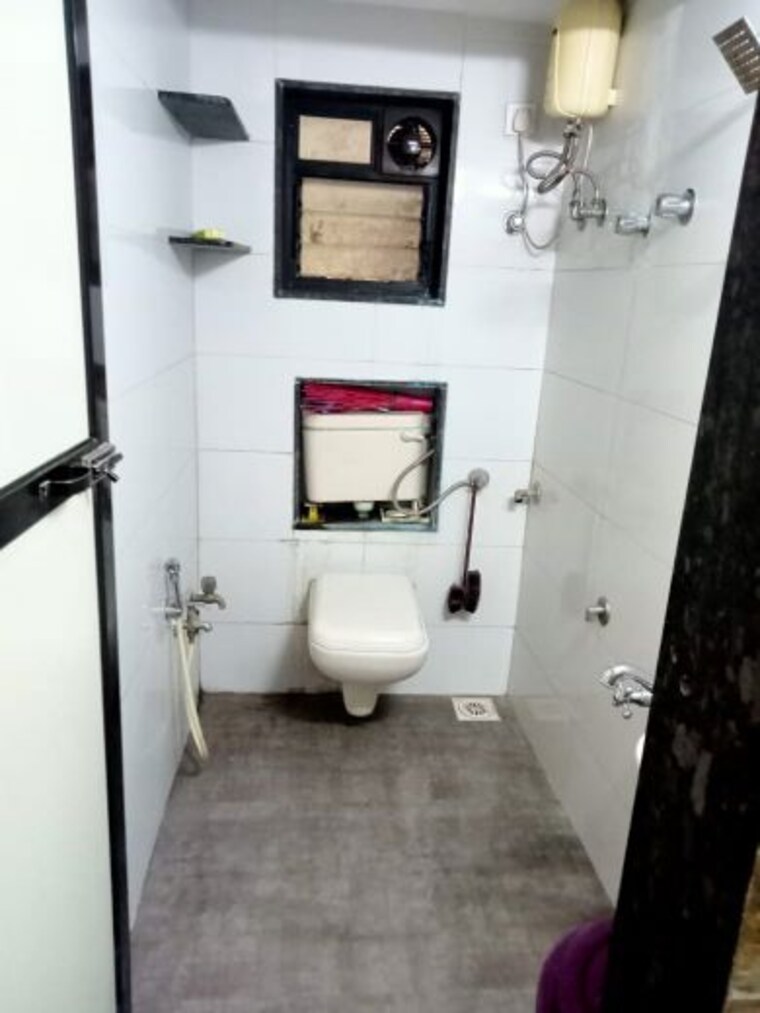 Bathroom, bindra-complex 1 RK 300 Sq.Ft. Apartment In Andheri East Mumbai 9760143