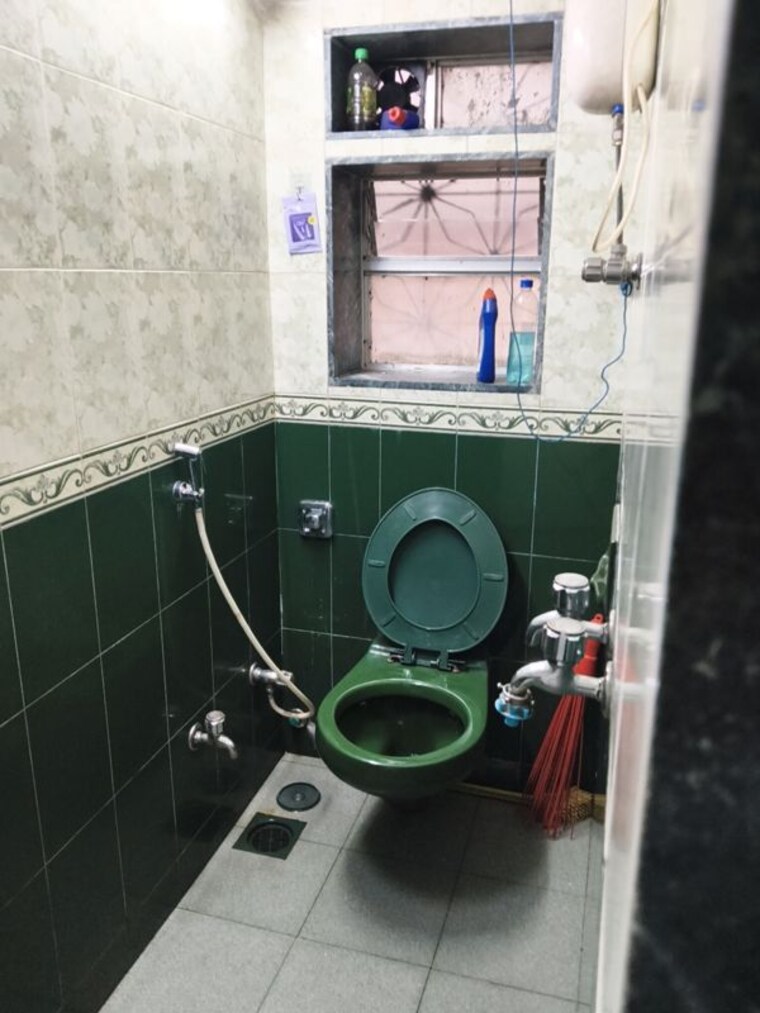 Attached Bathroom, vile parle east 1 Bedroom 350 Sq.Ft. Apartment In Vile Parle East Mumbai 9760182