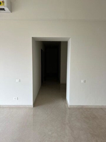 Room in 2 BHK Apartment at Piramal Aranya, Byculla – for Rent