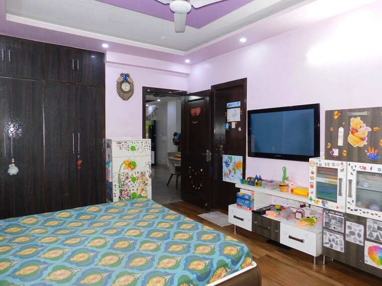 Bedroom, east of kailash 3 Bedroom 200 Sq.Yd. Builder Floor In East Of Kailash Delhi 9760271
