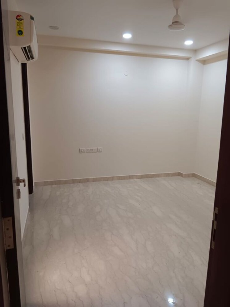 Room, dlf-queens-court 3 Bedroom 300 Sq.Yd. Builder Floor In Greater Kailash ii Delhi 9760408