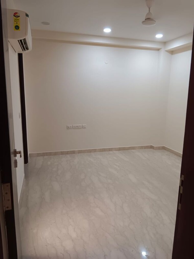 Room, dlf-queens-court 3 Bedroom 300 Sq.Yd. Builder Floor In Greater Kailash ii Delhi 9760408