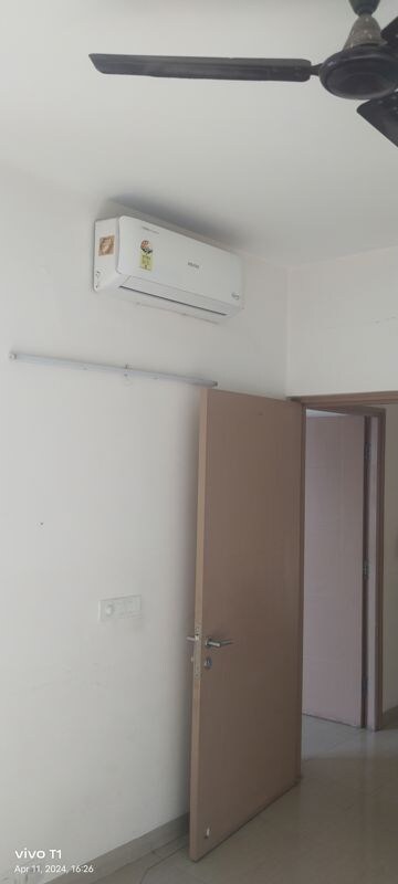 Room in 2 BHK Apartment at Emaar Emerald Estate, Sector 65 – for Rent