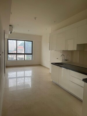 Room in 3 BHK Apartment at Shapoorji Pallonji Vicinia, Powai – for Rent