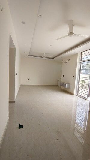 Room in 3.5 BHK Builder Floor at Uday Arden 45, Sector 45 – for Rent