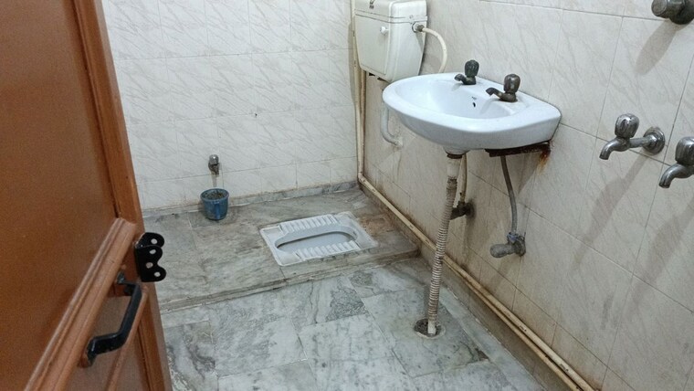 Bathroom, vaishali sector 4 2 Bedroom 950 Sq.Ft. Builder Floor In Vaishali Sector 4 Ghaziabad 9761908
