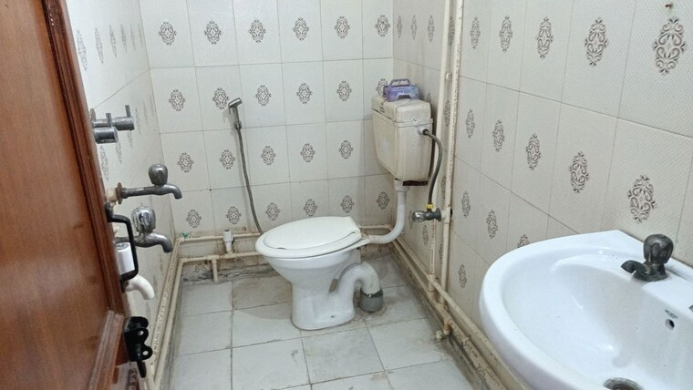 Bathroom, vaishali sector 4 2 Bedroom 960 Sq.Ft. Builder Floor In Vaishali Sector 4 Ghaziabad 9761991