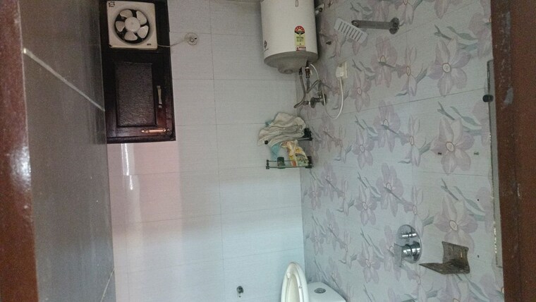 Bathroom, vaishali sector 5 3 Bedroom 1140 Sq.Ft. Builder Floor In Vaishali Sector 5 Ghaziabad 9762109