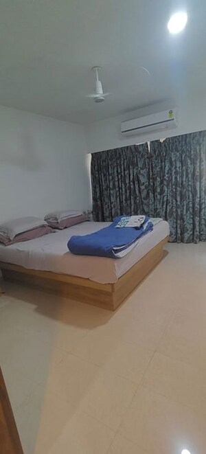 Bedroom in 2 BHK Apartment at Vaibhav Apartment Prabhadevi, Prabhadevi – for Rent
