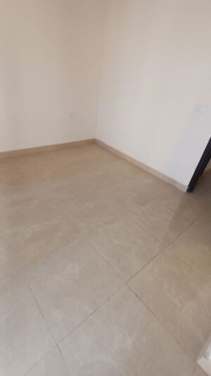 Room in 4 BHK Apartment at Sindhu Bhavan Road – for Rent