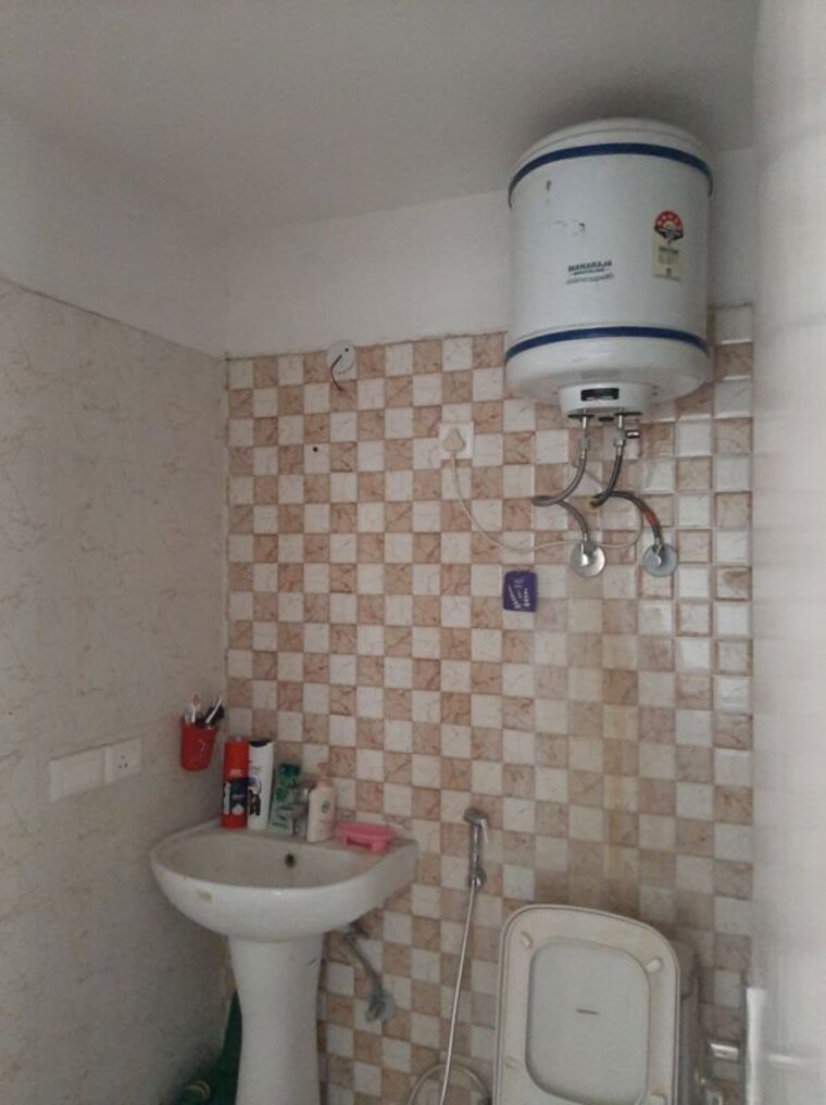 Bathroom, dlf phase ii 3 Bedroom 1800 Sq.Ft. Independent House In Dlf Phase ii Gurgaon 9759318