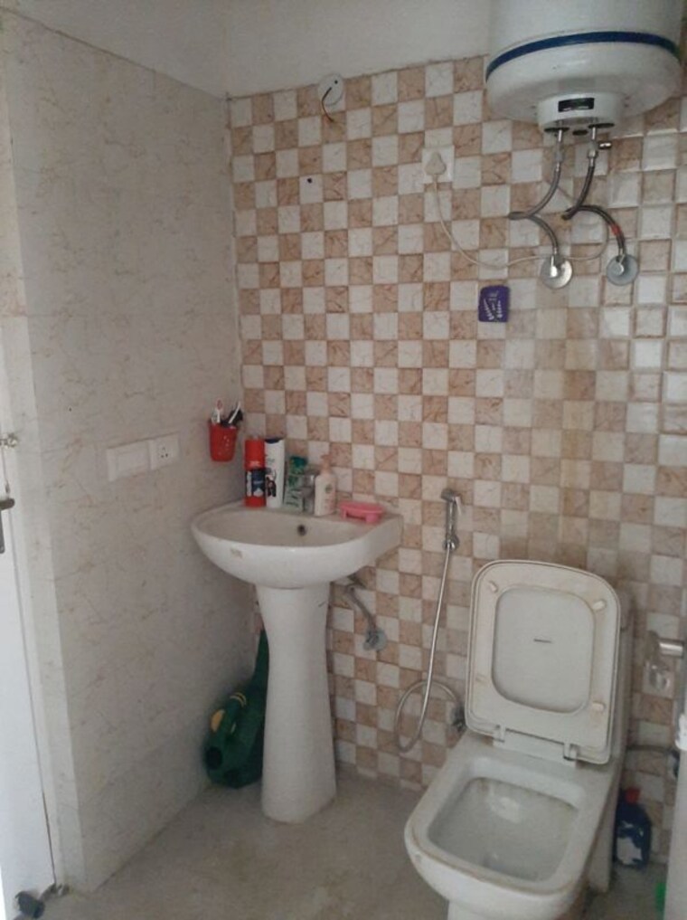 Bathroom, dlf phase ii 3 Bedroom 1800 Sq.Ft. Independent House In Dlf Phase ii Gurgaon 9759318