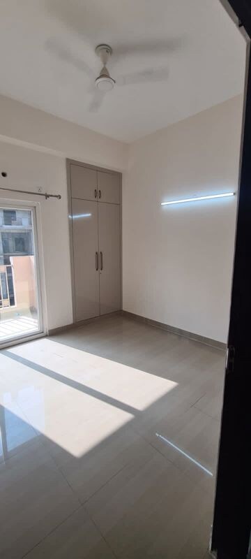 Room in 3 BHK Independent House at Dlf Phase ii – for Sale