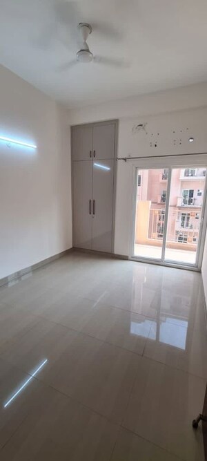 Room in 3 BHK Independent House at Dlf Phase ii – for Sale