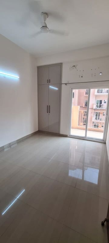 Room in 3 BHK Independent House at Dlf Phase ii – for Sale