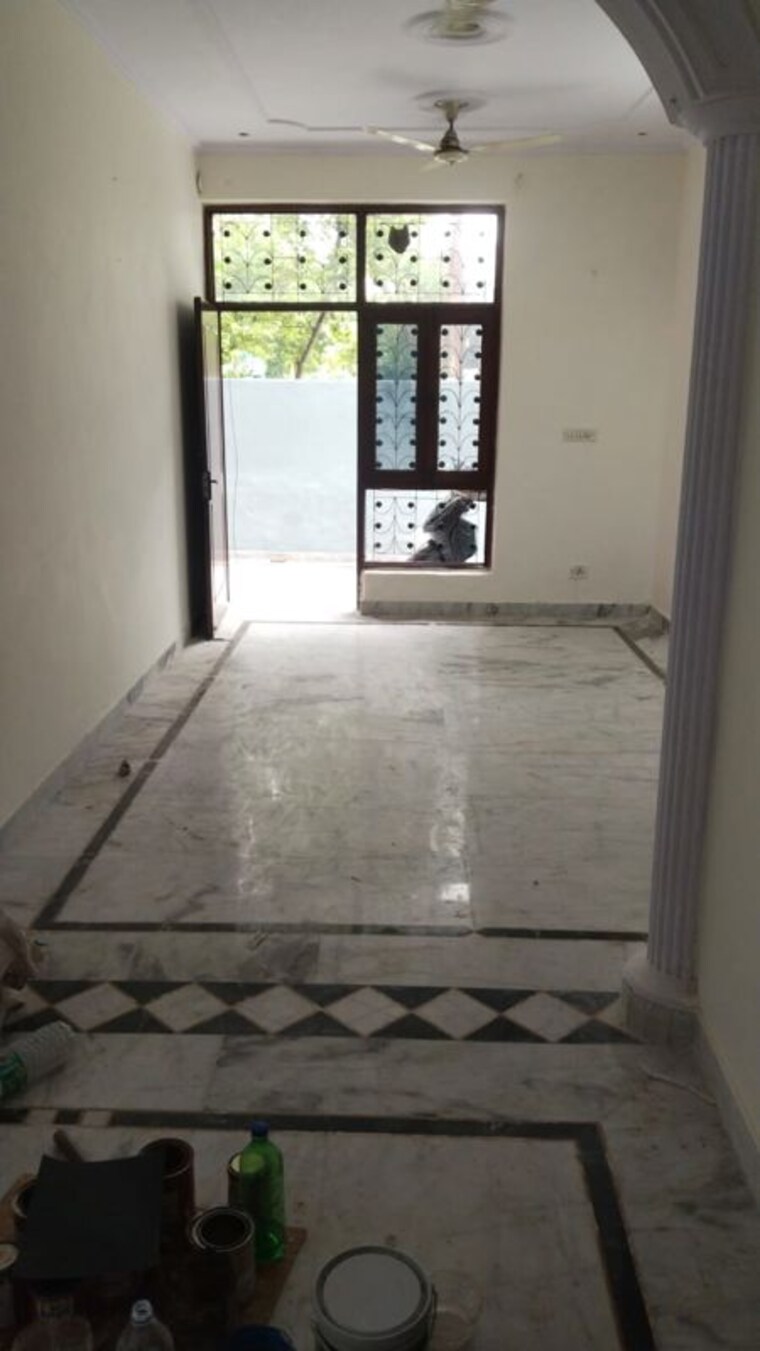 Room, sector 33 2.5 Bedroom 2150 Sq.Ft. Independent House In Sector 33 Noida 9762606