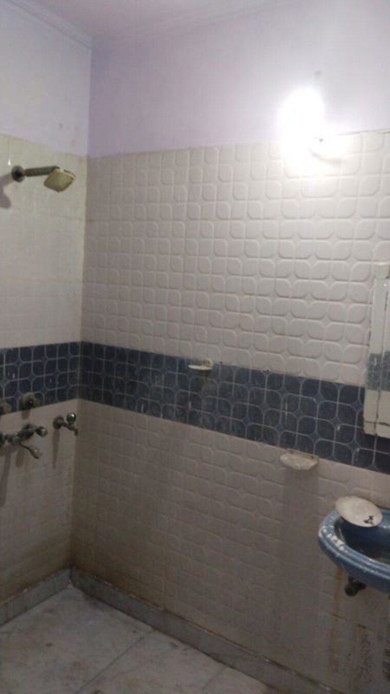 Balcony, sector 33 2.5 Bedroom 2150 Sq.Ft. Independent House In Sector 33 Noida 9762606