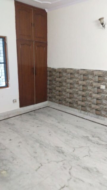 Room in 2.5 BHK Independent House at Sector 33 – for Rent