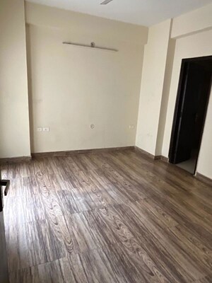 Room in 3 BHK Independent House at Dlf Phase ii – for Sale