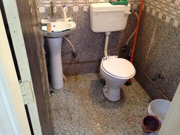 Bathroom in 1 RK Builder Floor at Tulip Mall, Sector 46 – for Rent