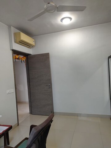 Room in 3 BHK Apartment at Goregaon East – for Rent