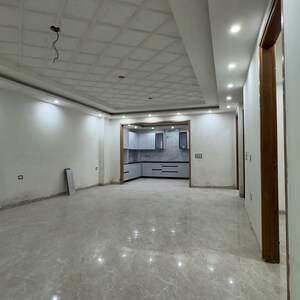 Room in 4 BHK Apartment at Chattarpur – for Rent