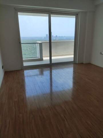 Room in 4 BHK Apartment at DLF The Crest, Sector 54 – for Rent