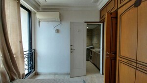 Room in 3 BHK Apartment at Juhu Azad Nagar CHS, Andheri West – for Rent