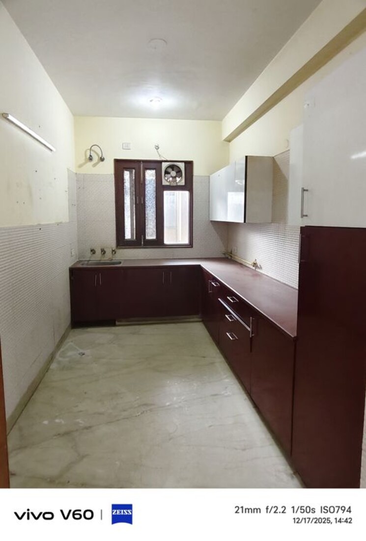 Kitchen, super-mig 3 Bedroom 162 Sq.Mt. Independent House In Sector 105 Noida 9764308