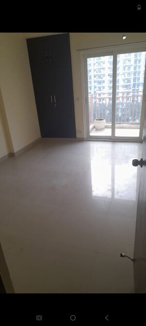 Room in 3 BHK Apartment at Mahagun Moderne, Sector 78 – for Rent