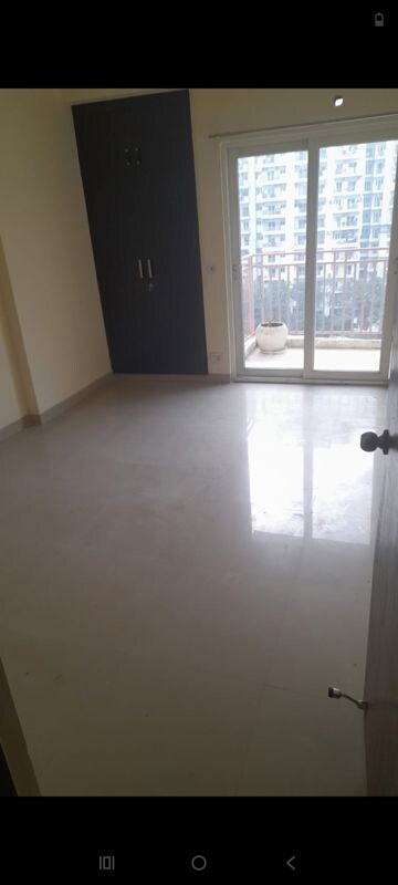 Room in 3 BHK Apartment at Mahagun Moderne, Sector 78 – for Rent